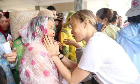 Mỹ Tâm nghẹn ngào rơi nước mắt khi trực tiếp gặp người dân vùng lũ